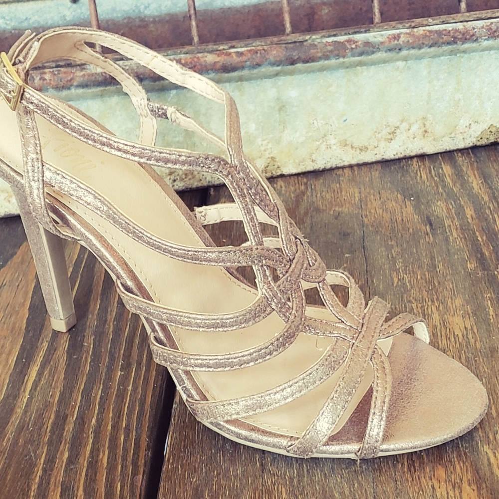 New! Fioni Champagne Heel - Picture 4 of 8
